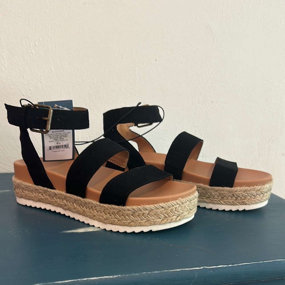 Universal Threads Annie Heels Women’s Black Platform Sandals (run slightly big)